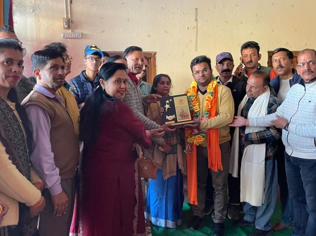 चंपावत: पीसीएस अधिकारी बनने पर वैभव का किया नागरिक अभिनंदन। चंपावत: पीसीएस अधिकारी बनने पर वैभव का किया नागरिक अभिनंदन।