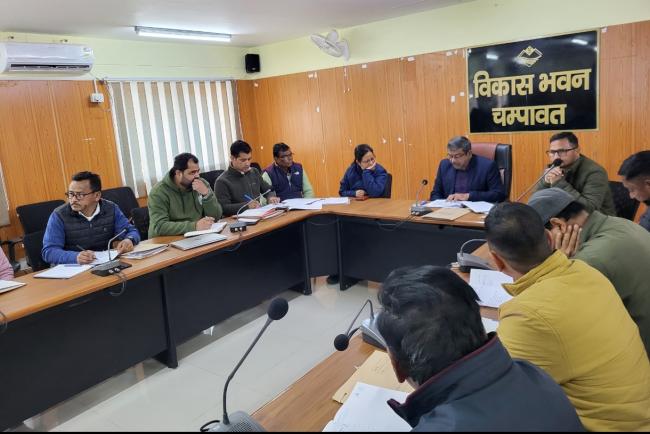 चंपावत:   मुख्य विकास अधिकारी द्वारा की गई विभागीय योजनाओं की समीक्षा !
