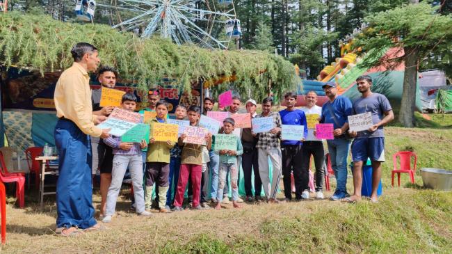 चंपावत:  नशे से दूरी, स्वच्छता जरूरी' व्यापारियों को दिलाई शपथ, बच्चों को नशे से दूर रहने के लिए किया गया जागरूक अभियान