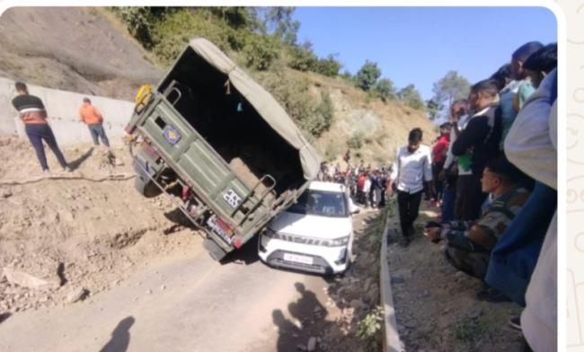 चंपावत:  कार के ऊपर पलटा सेना का ट्रक बाल-बाल बचा बड़ा हादसा फिर मलवा बना दुर्घटना का कारण