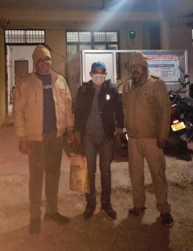 चंपावत:  लधिया घाटी क्षेत्र में शराब बेचने आ रहे एक व्यक्ति को पुलिस ने पकड़ा रंगे हाथों।