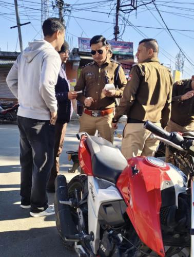 चंपावत:  हवा की गति से चलने वाले बाइकर्स पर अब चला पुलिस का दन्डा।