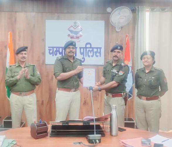 चंपावत:   लधियाघाटी क्षेत्र को पूर्ण नशा एवं अपराध मुक्त करने वाले थानाध्यक्ष कमलेश भट्ट को एसपी ने किया पुरस्कृत।