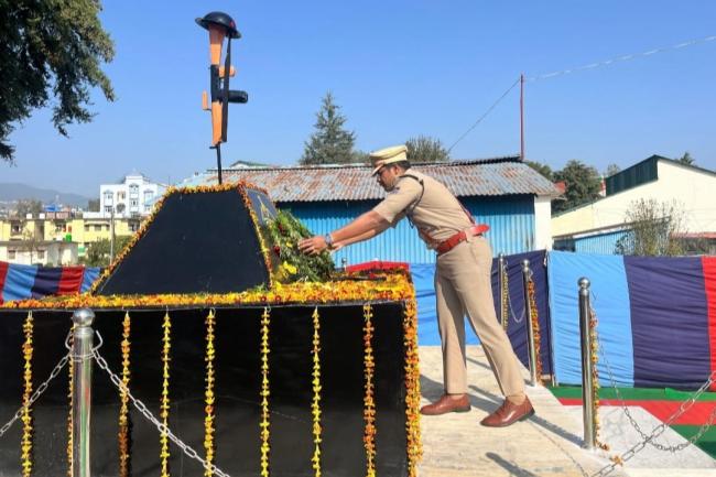 चंपावत: जिलाधिकारी एवं पुलिस अधीक्षक ने दी पुलिस के वीर शहीदों श्रद्धांजलि ।